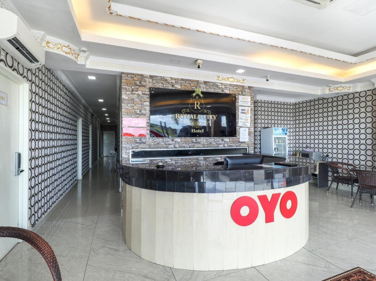 Oyo 89665 Royale City Hotel Сепанг Экстерьер фото